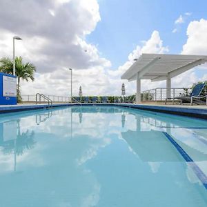 Spacious 2Bd 2Bth At Midblock
